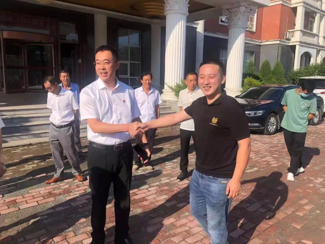 巩固脱贫攻坚成果，，，，，，，助力乡村振兴——ca888亚洲城官网集团向岫岩县黄花甸镇关门山村送驻村干部工作(图2)